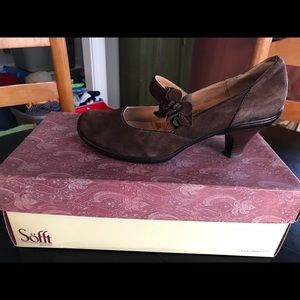 Sofft brown suede low pump